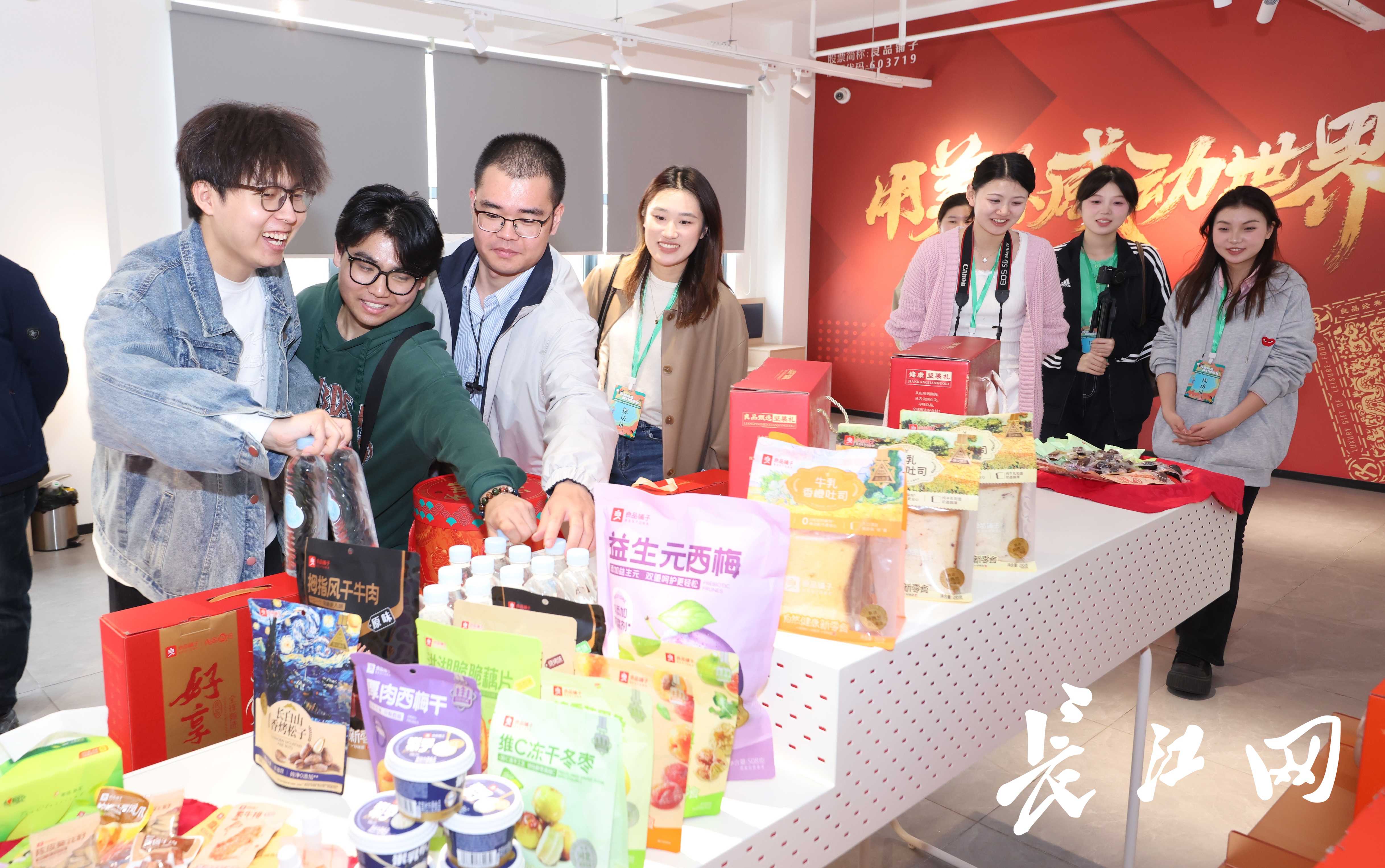 日均發(fā)貨20萬單背后的智慧與甜蜜——全國大學(xué)生社會實踐團(tuán)探訪良品鋪?zhàn)又悄芪锪髋c黃驊冬棗的故事